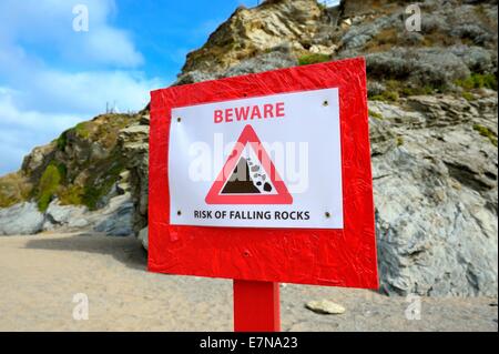 Attenzione pericolo di caduta massi Lusty Glaze beach Newquay Cornwall Inghilterra Regno Unito Foto Stock