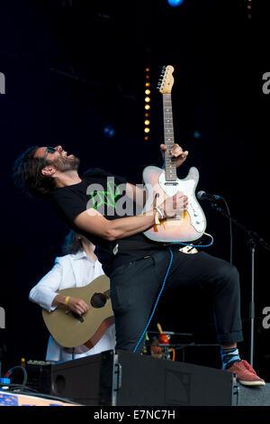 Mike Lindsay di Tunng compie durante il Green Man festival presso Glanusk Park, Brecon. Foto Stock