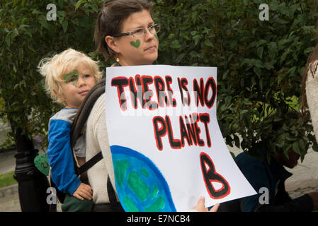 Oslo, Norvegia, XXI Sep, 2014. Un segno legge, "Non vi è alcun pianeta B', come una madre porta in sé il figlio tra migliaia marciando attraverso il centro di Oslo, Norvegia, a sostegno di un'azione sul cambiamento climatico globale, 21 settembre 2014. Secondo gli organizzatori di "Il popolo del clima marzo", la dimostrazione di Oslo è stato uno dei 2,808 solidarietà eventi in 166 paesi, che essi rivendicazione era "il clima più grande marzo nella storia". Credito: Ryan Rodrick Beiler Alamy/Live News Foto Stock