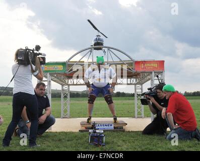 Odio, Repubblica Ceca . Xx Settembre, 2014. Uomo forte austriaco Franz Muellner battere il record del mondo in un centro commerciale in odio, Repubblica Ceca, sul confine Czech-Austrian sabato 20 settembre dal cuscinetto un atterraggio elicottero che pesava 747 kg sulle sue spalle. Centinaia di persone, inclusi i visitatori provenienti da Austria, è venuto a vedere l'attrazione. Durante il tentativo di, Muellner era in piedi su una macchina di pesatura e sopportava una speciale struttura in acciaio sulle spalle per l'elicottero a terra. Egli portava il peso massimo per un secondo. © CTK/Alamy Live News Foto Stock