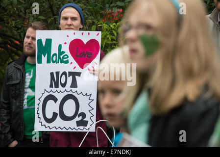 Oslo, Norvegia, XXI Sep, 2014. Un segno legge, 'Make amore, non CO2', come migliaia di marzo attraverso il centro di Oslo, Norvegia, a sostegno di un'azione sul cambiamento climatico globale, 21 settembre 2014. Secondo gli organizzatori di "Il popolo del clima marzo", la dimostrazione di Oslo è stato uno dei 2,808 solidarietà eventi in 166 paesi, che essi rivendicazione era "il clima più grande marzo nella storia". Credito: Ryan Rodrick Beiler Alamy/Live News Foto Stock