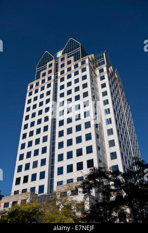 BC Hydro Center building nel centro cittadino di Vancouver, British Columbia, Canada. Un imponente grattacielo alto contro il cielo blu. Foto Stock