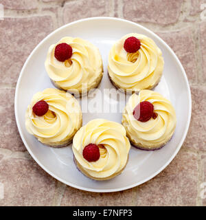 Delizioso buffet di dolci con tortine sulla piastra Foto Stock