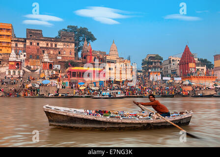 Una vista del santo ghats di Varanasi con un barcaiolo vela Foto Stock