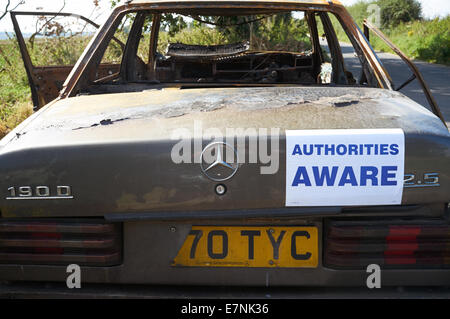 Competenti consapevole adesivo sul bruciato auto Foto Stock