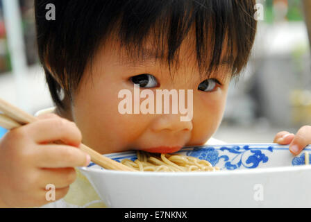Ragazza mangiare tagliatelle Foto Stock