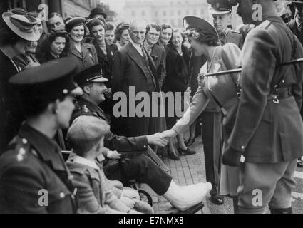 La Principessa Elisabetta saluta soldati feriti alla fine di WW11 Foto Stock