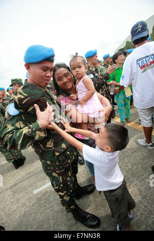 Pasay City, Filippine. Il 22 settembre, 2014. Un soldato delle forze armate delle Filippine (AFP) dice addio alla sua famiglia durante l'invio e-off cerimonia per il XVIII contingente AFP alla forza di pace della Nazioni Unite all'Villamor Air Base in Pasay City, Filippine, Sett. 22, 2014. 157 soldati saranno assegnati a Haiti per meno di un anno. Credito: Rouelle Umali/Xinhua/Alamy Live News Foto Stock