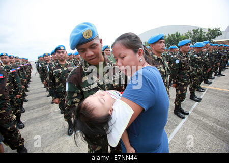 Pasay City, Filippine. Il 22 settembre, 2014. Un soldato delle forze armate delle Filippine (AFP) dice addio alla sua famiglia durante l'invio e-off cerimonia per il XVIII contingente AFP alla forza di pace della Nazioni Unite all'Villamor Air Base in Pasay City, Filippine, Sett. 22, 2014. 157 soldati saranno assegnati a Haiti per meno di un anno. Credito: Rouelle Umali/Xinhua/Alamy Live News Foto Stock