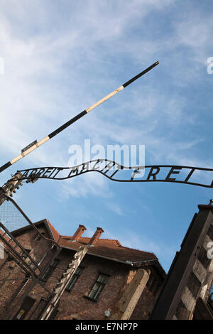 Arbeit macht frei - il lavoro rende liberi segno oltre il cancello di ingresso al campo di concentramento di Auschwitz, Auschwitz, Polonia Foto Stock