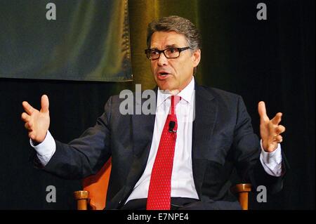 Austin, Texas, Stati Uniti d'America. Xxi Sep, 2014. Texas Governor Rick Perry è interviewd da Texas Tribune fondatore e CEO Evan Smith durante il Texas Tribune 2014 Festival di Austin in Texas Domenica, 09/21/2014. Nell'intervista condotta da Evan Smith, il sig. Perry vantava circa una robusta creazione di posti di lavoro nello Stato del Texas durante il suo incarico come governatore.un potenziale 2016 candidato presidenziale repubblicano, Mr.Perry ha dichiarato che egli avrebbe fatto la sua decisione finale circa il suo U.S. Aspirazioni presidenziali talvolta durante il 2015. Credito: ZUMA Press, Inc./Alamy Live News Foto Stock