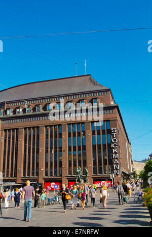 La gente che camminava sul Mannerheimintie main street con grande magazzino Stockmann in background e il centro di Helsinki, Finlandia, Europa Foto Stock