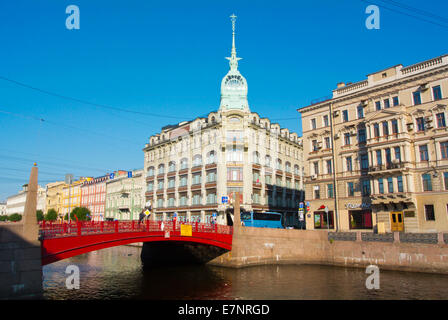 Il ponte rosso e Esders e Scheefhals edificio, lungofiume Moika, San Pietroburgo, Russia, Europa Foto Stock