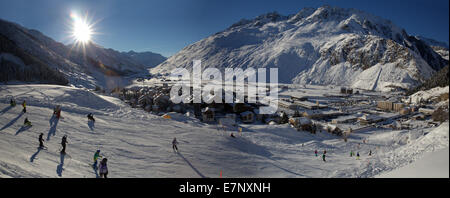 Urserental, sulle piste da sci, Andermatt, Urserental, villaggio, Canton, UR, Uri, nella Svizzera centrale, in inverno, sci, sci, carving, scolpire Foto Stock