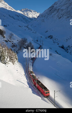 Oberalp pass, Matterhorn - strada del Gottardo, Andermatt, Urserental, villaggio, Canton, UR, Uri, nella Svizzera centrale, in inverno, la stazione ferroviaria, Foto Stock