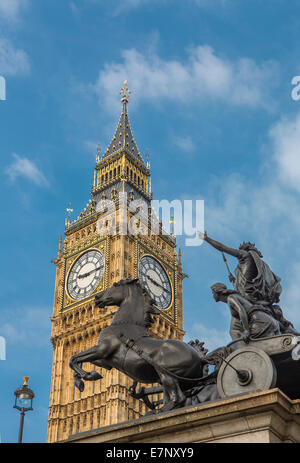 Il Big Ben, la City di Londra, Inghilterra, Regno Unito, architettura, carro, orologio, famoso monumento simbolo, turismo, torre, viaggi Foto Stock