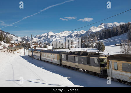 Saanenland, treno express, Golden Pass, Saanenmöser, montagna, montagne, inverni miti, la stazione ferroviaria, il Treno, Ferrovia, Canton Berna, Switze Foto Stock