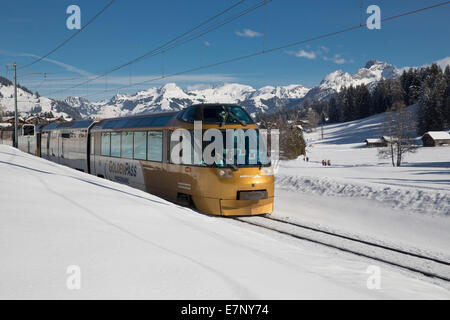 Saanenland, treno express, Golden Pass, Saanenmöser, montagna, montagne, inverni miti, la stazione ferroviaria, il Treno, Ferrovia, Canton Berna, Switze Foto Stock