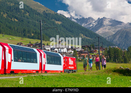 Goms, passeggiate, escursioni, ferrovia, Glacier Express, la stazione ferroviaria, il Treno, Ferrovia, sentiero, passeggiate, escursioni, Canton, VS, Vallese, Svizzera Foto Stock