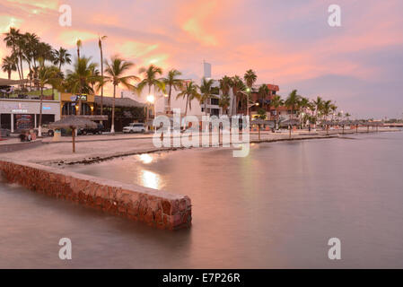 America Latina, Messico, America del Nord, Baja California, La Paz, malecon, Waterfront, messicano, notte, palme, sunrise, colore, baia Foto Stock