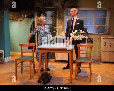 Fantasma da un posto perfetto, Arcola Theatre, Hackney, Londra. Con Sheila Reid e Michael festa. Foto Stock