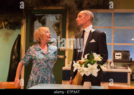 Fantasma da un posto perfetto, Arcola Theatre, Hackney, Londra. Con Sheila Reid e Michael festa. Foto Stock