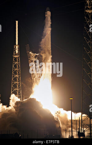 La SpaceX Falcon 9 rocket di blasti nel cielo di notte il sollevamento del Dragon capsule per la Stazione Spaziale Internazionale dal Centro Spaziale Kennedy, 21 settembre 2014 a Cape Canaveral, in Florida. La SpaceX-3 missione è trasportare 5.000 libbre di NASA indagini della scienza e del carico alla stazione spaziale internazionale. La missione è la società della quarta consegna merci volo verso la ISS. Foto Stock