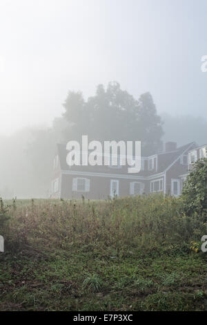 Un classico New England farm house nella nebbia mattutina dell'autunno. Foto Stock