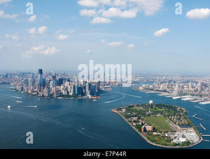 New York City vista dal cielo con Governors Island Foto Stock