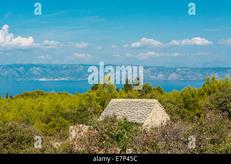 Vista dal punto di vista del telescopio a Humac village verso l'isola di Brac, Croazia Foto Stock