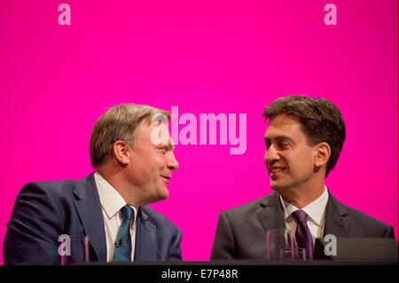 Manchester, Regno Unito. 22 Settembre, 2014. Ed Balls, Shadow Cancelliere dello scacchiere (sinistra), chat di Ed Miliband, leader del partito laburista (a destra), il giorno due del partito laburista la Conferenza Annuale che avrà luogo a Manchester Central Convention Complex Credit: Russell Hart/Alamy Live News. Foto Stock