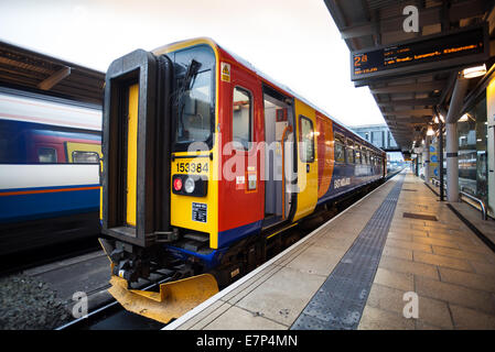 Classe 153 East Midlands, Crosscountry treno dei pendolari a Derby stazione ferroviaria, Derbyshire, Regno Unito Foto Stock