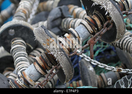 Commerciale di pesca a strascico Reti, funi, catene, rocche e i distanziali, essiccamento sulla banchina a Scarborough, North Yorkshire, Regno Unito Foto Stock