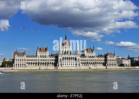 Il Parlamento ungherese edificio sulla riva del fiume Danubio, l'edificio si estende a 268 metri nella sua lunghezza lungo il Danubio Embankment. Foto Stock