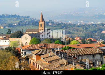 Perugia, Umbria, Italia. Vista della Chiesa di San Pietro (Chiesa di San Pietro) dai Giardini Carduci (Giardini) Foto Stock