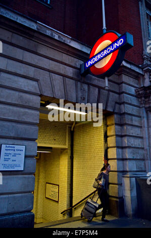 La stazione della metropolitana di South Kensington a notte, Royal Borough di Kensington e Chelsea, London, England, Regno Unito Foto Stock