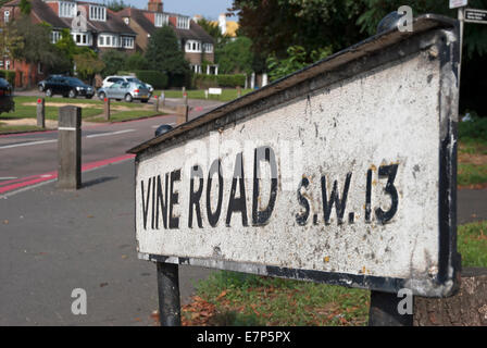 Il nome della strada segno per vine road, Barnes, a sud-ovest di Londra - Inghilterra Foto Stock