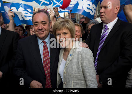 Del primo ministro di Scozia Alex Salmond (sinistra) e il Vice Primo Ministro Nicola Storione dipinge durante un evento in Perth. Foto Stock