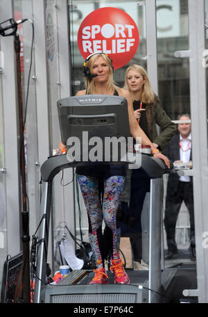 Jo Whiley eseguendo una 26 Ore di tapis roulant maratona per sport di rilievo. In tra rompe il BBC Radio 2 DJ ha deciso di continuare il suo allenamento e vai a correre con: Jo Whiley dove: Londra, Regno Unito quando: 20 Mar 2014 Foto Stock