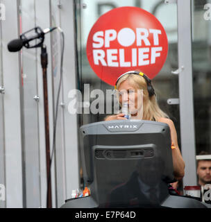 Jo Whiley eseguendo una 26 Ore di tapis roulant maratona per sport di rilievo. In tra rompe il BBC Radio 2 DJ ha deciso di continuare il suo allenamento e vai a correre con: Jo Whiley dove: Londra, Regno Unito quando: 20 Mar 2014 Foto Stock