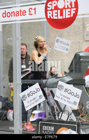 Jo Whiley si impegna il suo sport sfida di rilievo al di fuori degli edifici della BBC 20.03.14 dotate: Jo Whiley sul suo rilievo sport tapis roulant sfida 20.03.14 Dove: Londra, Regno Unito quando: 20 Mar 2014 Foto Stock