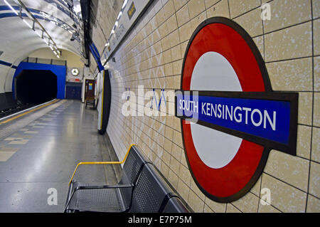 La stazione della metropolitana di South Kensington piattaforma roundel mostrando, Royal Borough di Kensington e Chelsea, London, England, Regno Unito Foto Stock