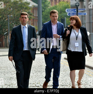 Manchester REGNO UNITO 22 settembre 2014 lavoro MP Andy Burham passeggiate verso Manchester Central (ex GMEX) , il centro per il Partito Laburista Conferenza 2014. Attività al di fuori del lavoro conferenza di partito Manchester, Regno Unito Foto Stock