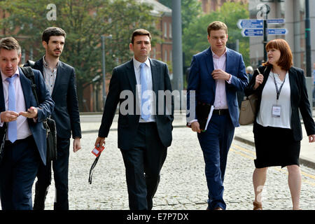 Manchester REGNO UNITO 22 settembre 2014 lavoro MP Andy Burham passeggiate verso Manchester Central (ex GMEX) , il centro per il Partito Laburista Conferenza 2014. Attività al di fuori del lavoro conferenza di partito Manchester, Regno Unito Foto Stock