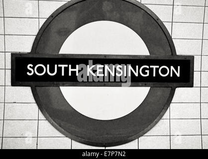 La stazione della metropolitana di South Kensington piattaforma roundel, Royal Borough di Kensington e Chelsea, London, England, Regno Unito Foto Stock