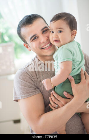 Padre tenendo il suo figlio (6-11 mesi) Foto Stock