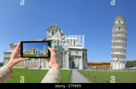 Giovane ragazza di viaggio e foto scattate Torre Pendente di Pisa, con la compressa Foto Stock
