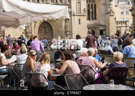 Vasca da bagno le attrazioni del centro citta'. Somerset città. Mangiare fuori all Abbazia di Bath Courtyard Foto Stock