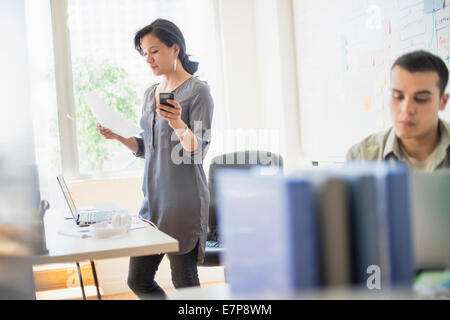 Paio di lavoro in ufficio Foto Stock