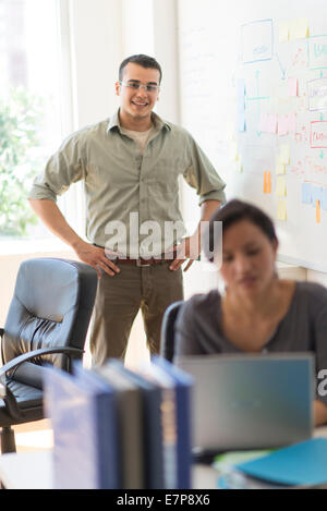 Due persone che lavorano in ufficio Foto Stock